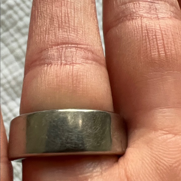 Oura Ring Gen 3 Heritage Silver Smart Ring in Size 8 •
WITH Charger - Picture 13 of 16